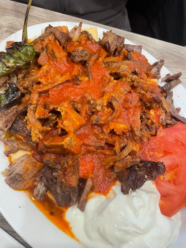 Assiette turque garnie de riz et viandes