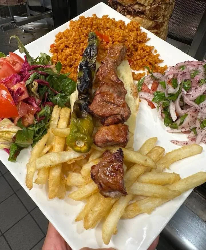 Brochettes de kebab grillées au charbon de bois