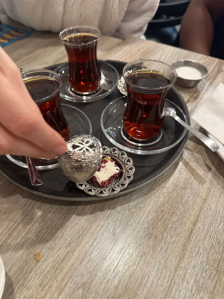 Thé turc servi en verre tulipe